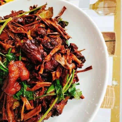 干竹笋红焖鸭不可错过，家常菜肴笋干烧鸭