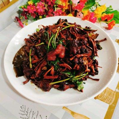 干竹笋红焖鸭不可错过，家常菜肴笋干烧鸭