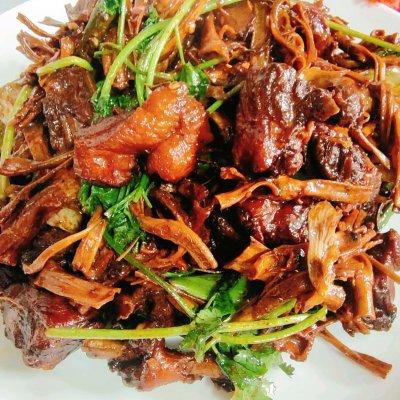 干竹笋红焖鸭不可错过，家常菜肴笋干烧鸭