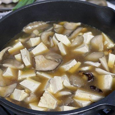 蘑菇炖豆腐怎么做好吃，大厨教你做蘑菇炖豆腐