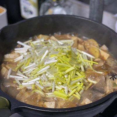 蘑菇炖豆腐怎么做好吃，大厨教你做蘑菇炖豆腐