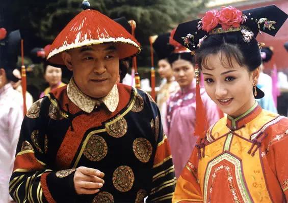 38岁杨蓉终于高调一回，穿红T配红纱裙娇艳妩媚