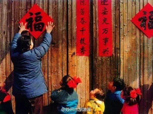 正确贴春联的方式与时间，春联的正确贴法和讲究是什么