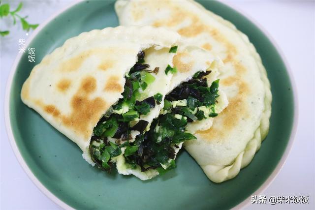 韭菜盒子制作方法，韭菜盒子怎么做出来又软又香（北疆食堂丨兵哥哥教你做韭菜盒子）