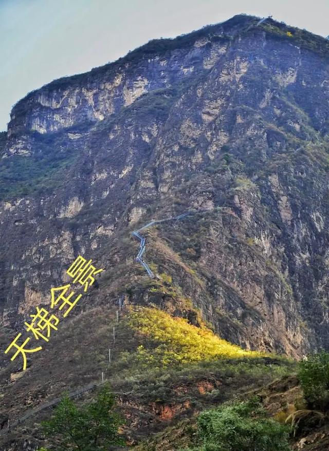 贵州悬崖第一村，现存70座土房的悬崖村