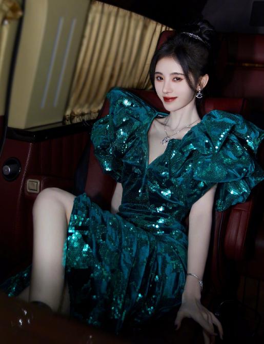 鞠婧祎花戎最新路透，鞠婧祎路透照：高鼻子大粗眉