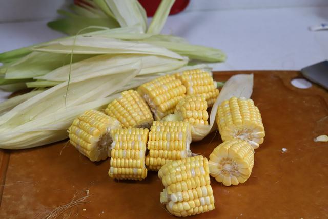 玉米煮多少分钟就可以吃了，煮玉米需要煮多久才能鲜嫩可口（玉米怎么煮，玉米需要煮多久）