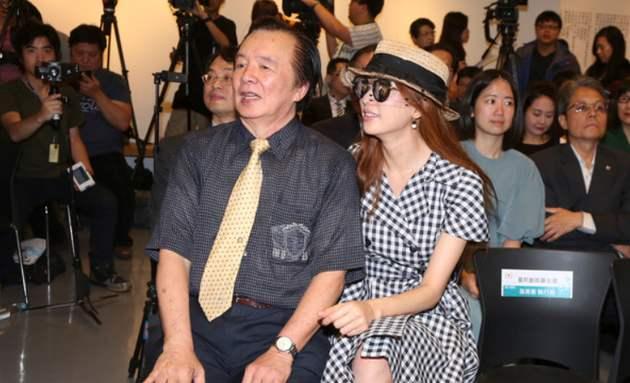 林志玲出席活动被老板抱，表情奇怪被当做“强颜欢笑”
