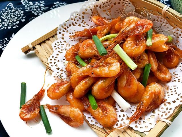 油爆虾怎么做好吃，怎样做油爆虾才好吃（这样做油爆虾在家也能做出大厨的味道）