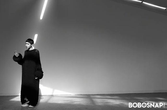 李宇春女装图片，李宇春穿搭卫衣（时尚大片红黑榜）