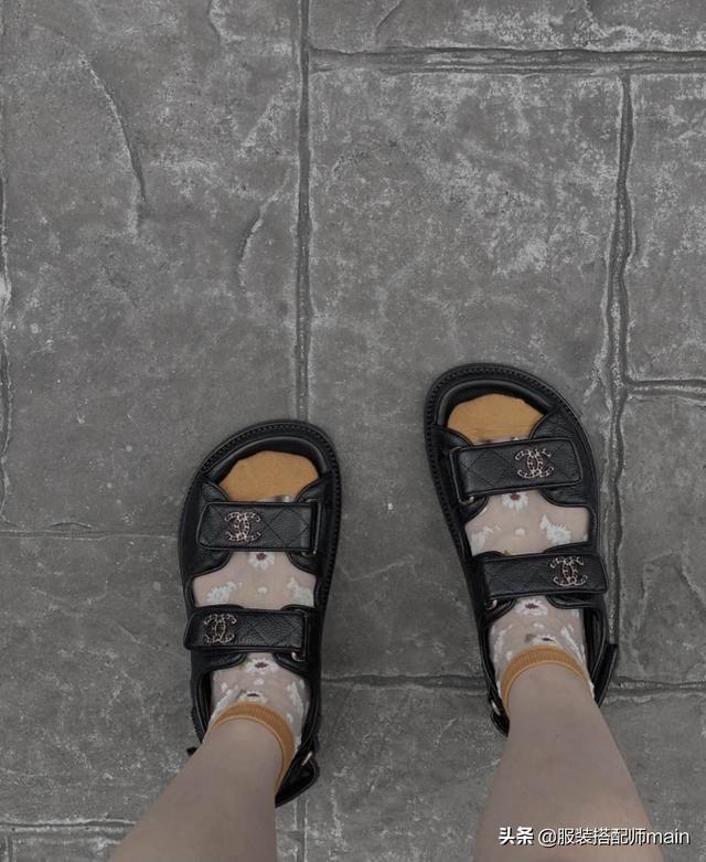 最好穿的粗跟凉鞋推荐，这4双大牌老爹凉鞋看着平平无奇