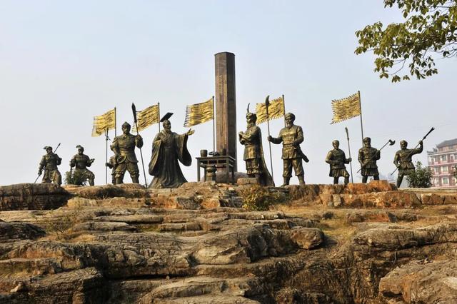 芙蓉古镇网红景区，邂逅吊脚楼，来碗米豆腐
