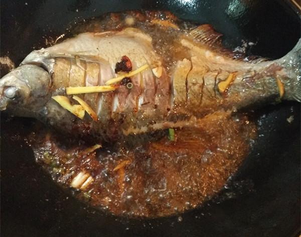 红烧鳊鱼的家常做法，红烧鳊鱼的做法第一美食（红烧鳊鱼最好吃做法）