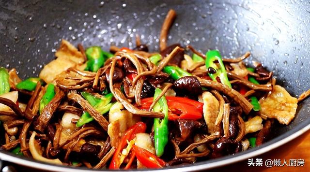 茶樹菇搭配五花肉，炒了一盤下飯菜，一上桌就被家人搶光了 熱愛美食 第18张