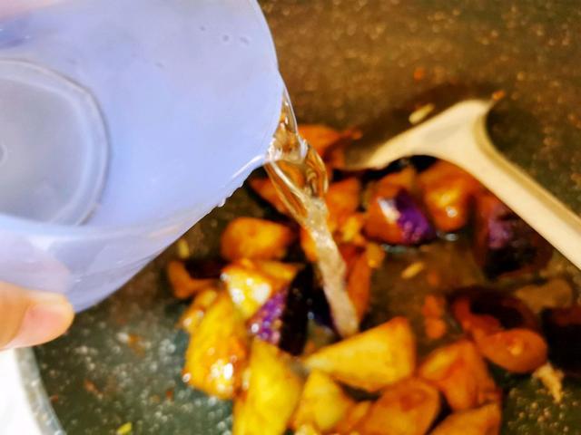 不过油的酱爆茄子家常做法，又馋饭店的酱爆茄子了