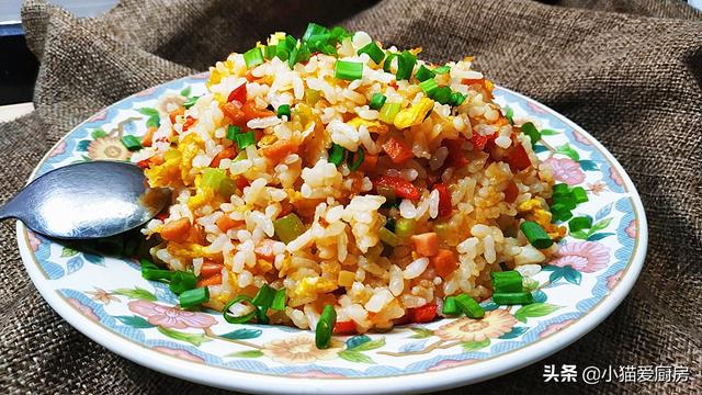 蛋炒饭的制作过程，如何制作超级美味的鸡蛋炒饭