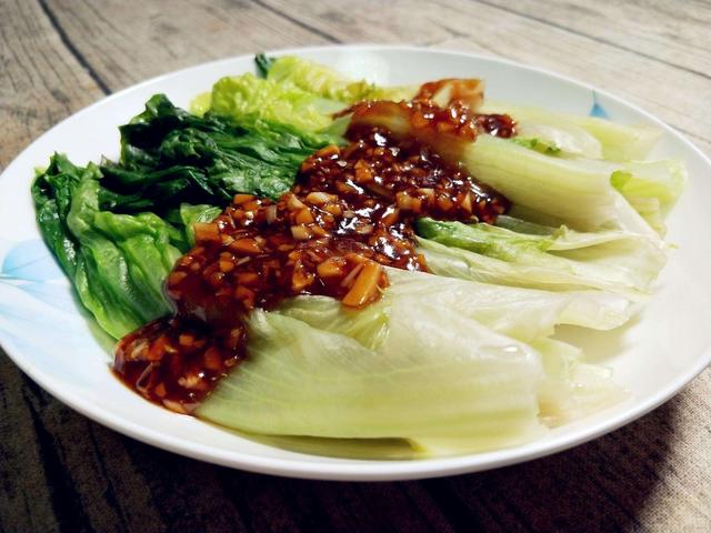 蒜蓉生菜怎么做，蒜蓉炒生菜怎么做好吃（蒜蓉生菜5分钟做好）