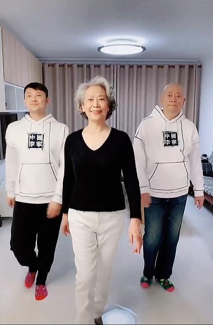 印小天送別慈父：含淚的孝心將父親的臨終歲月點亮 娛樂八卦吃瓜 第4张