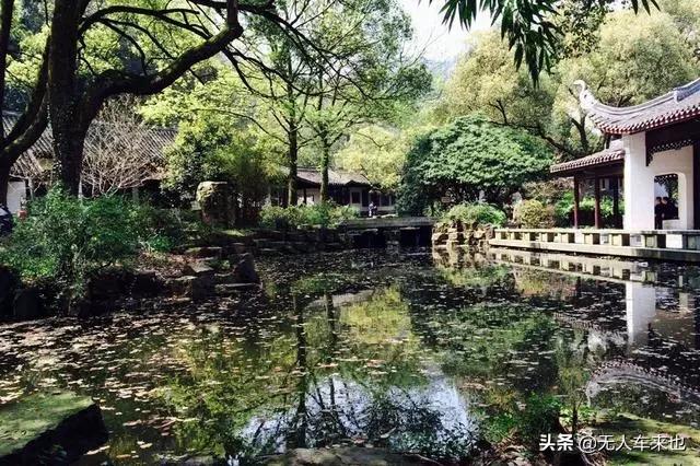 天下闻名岳麓书院，千年岳麓书院背靠麓山