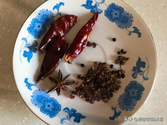 家常炖鲢鱼怎么做好吃，这样炖鱼不粘锅