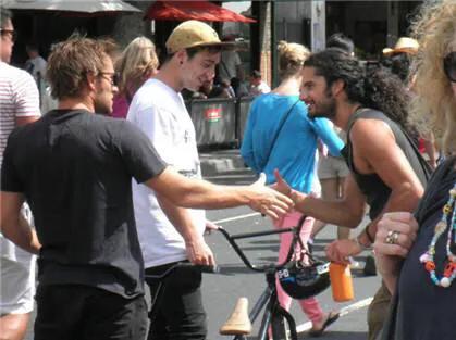 英文打招呼常用语，见面打招呼英文常用语（学会这几句地道招呼语）