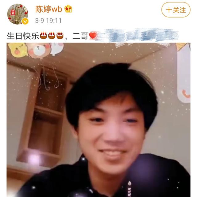 张艺谋晒全家照，张艺谋小31岁娇妻为儿庆生