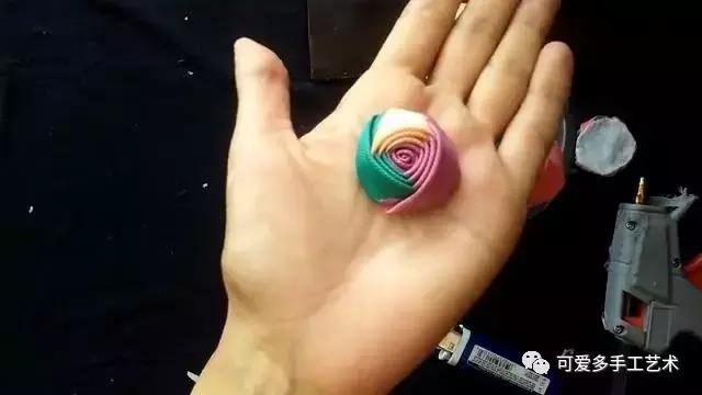 三色丝带玫瑰花朵做法大全，浪漫酷炫的三色丝带玫瑰