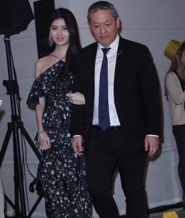 孙芸芸女儿街拍，百亿千金密会平民