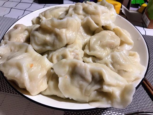 青椒馅饺子的做法，家常青椒肉饺子馅的做法（秋天遇见这菜）
