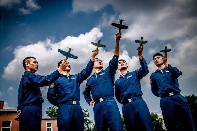 飞行员招飞条件，想成为飞行员民航