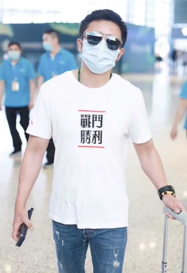 鄒市明夫婦現身機場，仨娃媽冉瑩穎「螞蟻腰」太吸睛，老公也高調 娛樂八卦吃瓜 第2张