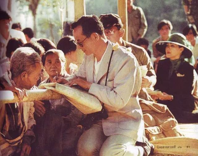 普密蓬·阿杜德，泰国众望所归的国王（泰国新生代竟敢挑战王权）