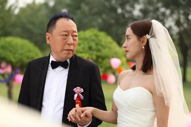 倪大红与老婆合影，这10位老戏骨和妻子