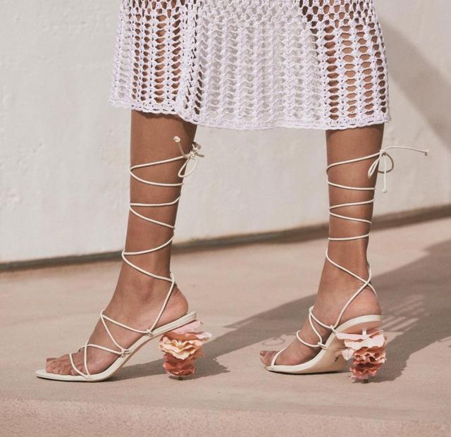 细跟的高跟鞋穿搭，今年的时髦高跟鞋都在这儿了