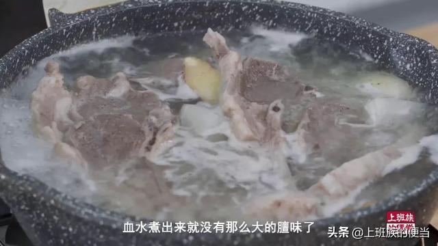 家庭烤羊排的做法，家庭版烤羊排做法味道太鲜美了（皮酥肉嫩的家庭版烤羊排）