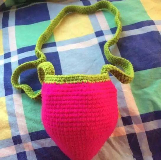 钩针编织小包包，钩编简单的小包包（只要毛线或花片就可钩出）