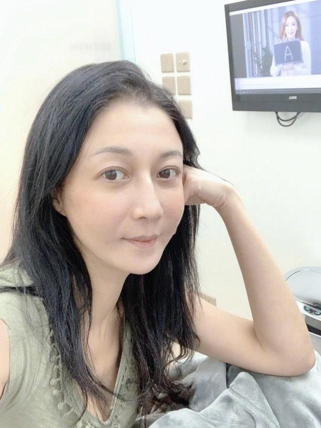 成龍前女友吳綺莉正式復出！參加新劇發布會，一把年紀依舊很亮眼 娛樂八卦吃瓜 第7张
