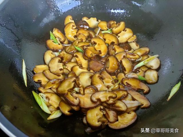 香菇炒肉怎么炒好吃，香菇怎么炒肉好吃又嫩（厨师长分享香菇肉片正确做法）