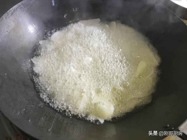 炸薯片的家常做法，家常炸薯片最简单做法（教你在家炸薯片）