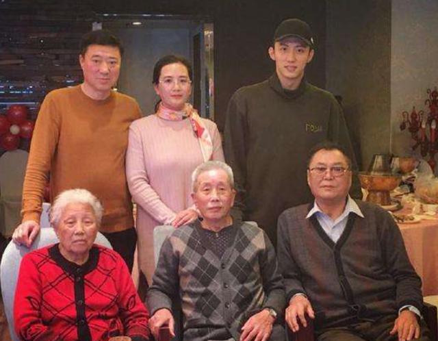 黄景瑜的家境怎么样，黄景瑜父母罕曝光（黄景瑜谈父母落泪）