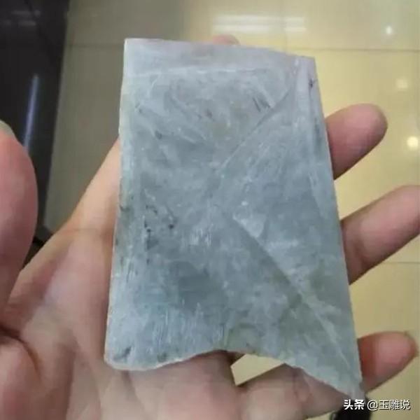 玉石雕刻加工费，翡翠雕刻加工费多少（价值才几百元的翡翠料子）