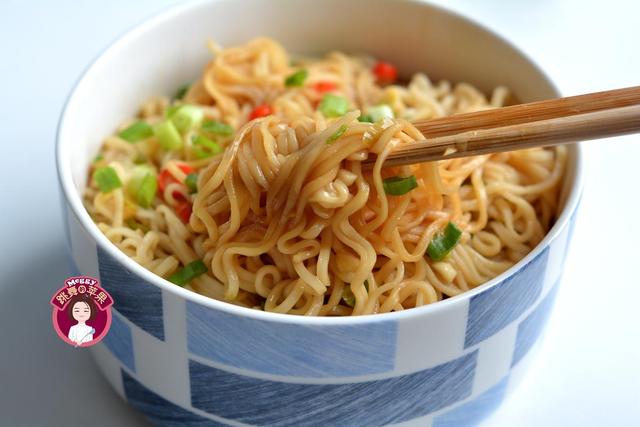 方便面的各种吃法，方便面各种吃法大全（看00后吃泡面，难怪不长肉了）