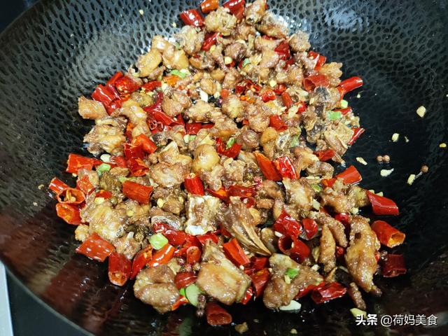 辣子鸡丁的家常做法，辣子鸡最正宗的做法不辣不柴（厨师长教你做家常辣子鸡丁）