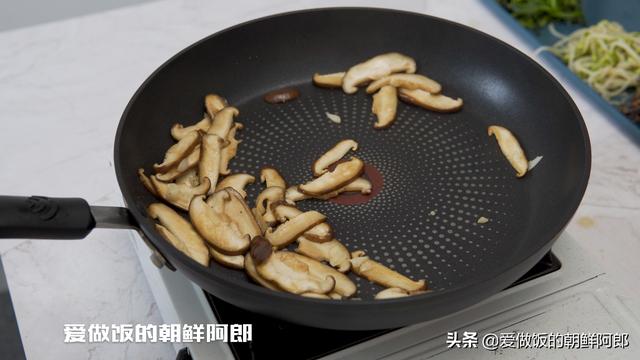 石锅拌饭酱怎么调，石锅拌饭酱料配方（石锅拌饭直接拿米饭拌可不行）