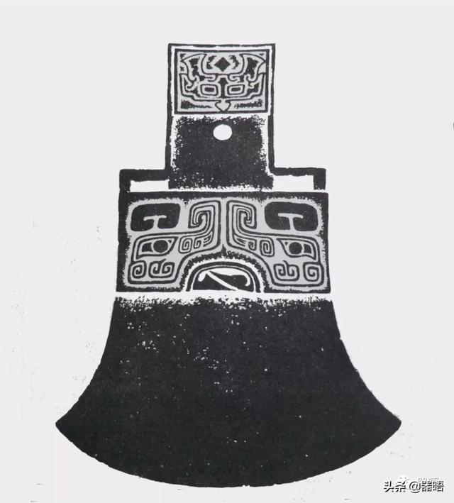 商代的青铜大钺是王权的象征，殷商青铜钺