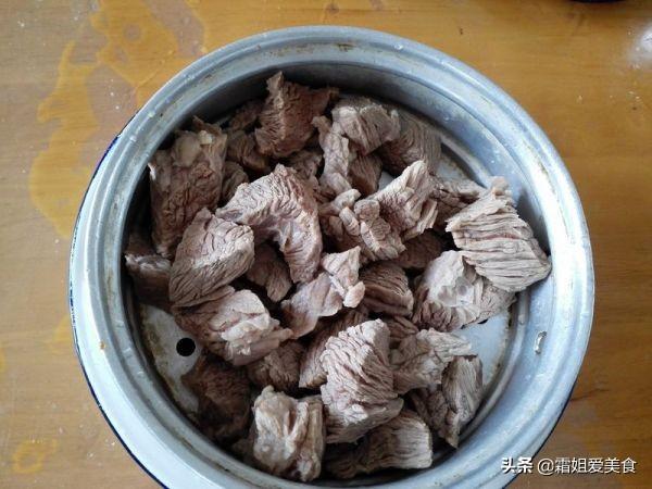 土豆胡萝卜炖牛肉，土豆胡萝卜炖牛肉的正宗做法（牛肉搭配土豆胡萝卜一锅炖）