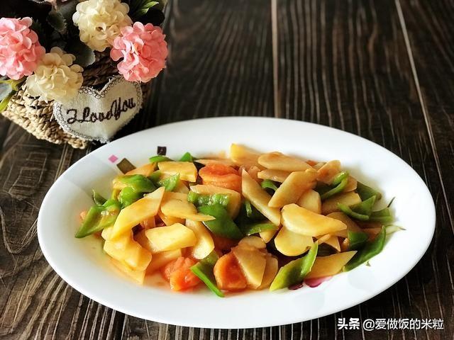尖椒土豆片儿怎么炒的，家常的做法饭店的味道