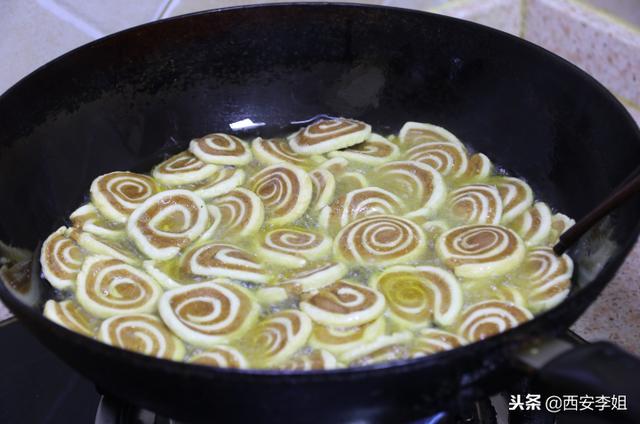 香辣味酥脆猫耳朵做法，原来“猫耳朵”的做法这么简单