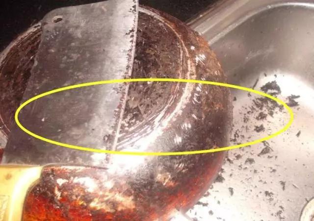 锅外面的陈年黑垢去除，锅底黑垢怎么清除8个小妙招（锅底长黑垢又厚又脏撒点“它”黑垢轻松除锅底锃亮如新）