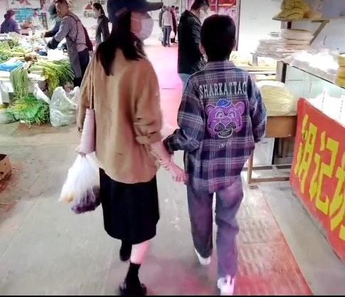董潔日常太接地氣，和兒子頂頂逛菜市場，頂頂如今長成「小楊洋」 娛樂八卦吃瓜 第7张